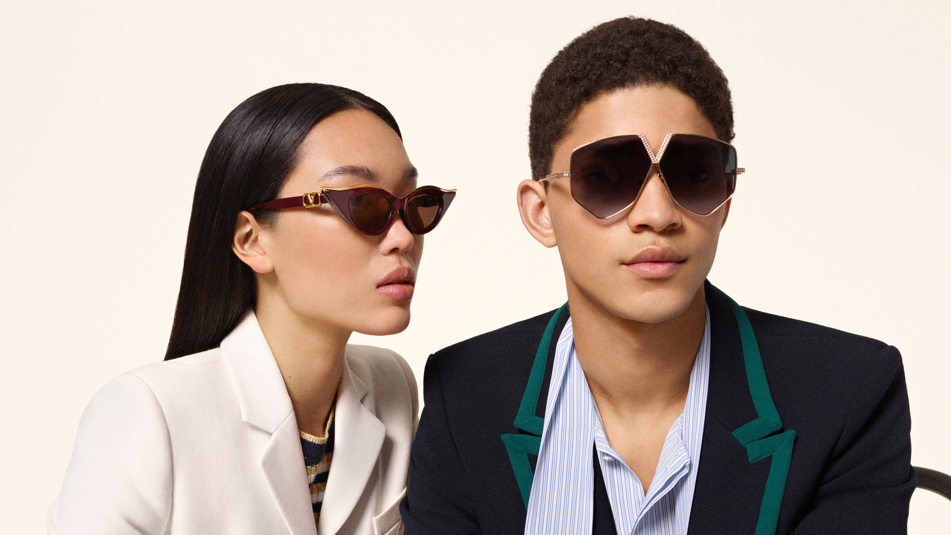 Zwei Models mit Sonnenbrillen