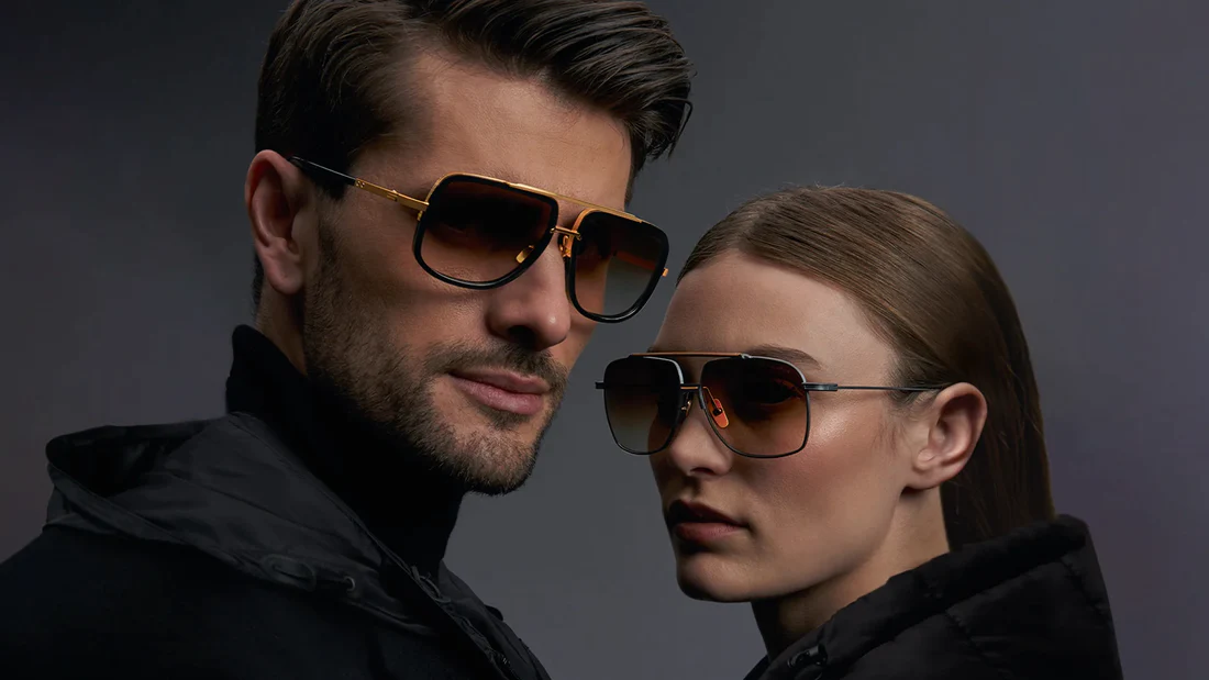 Zwei Models mit dunklen Sonnenbrillen