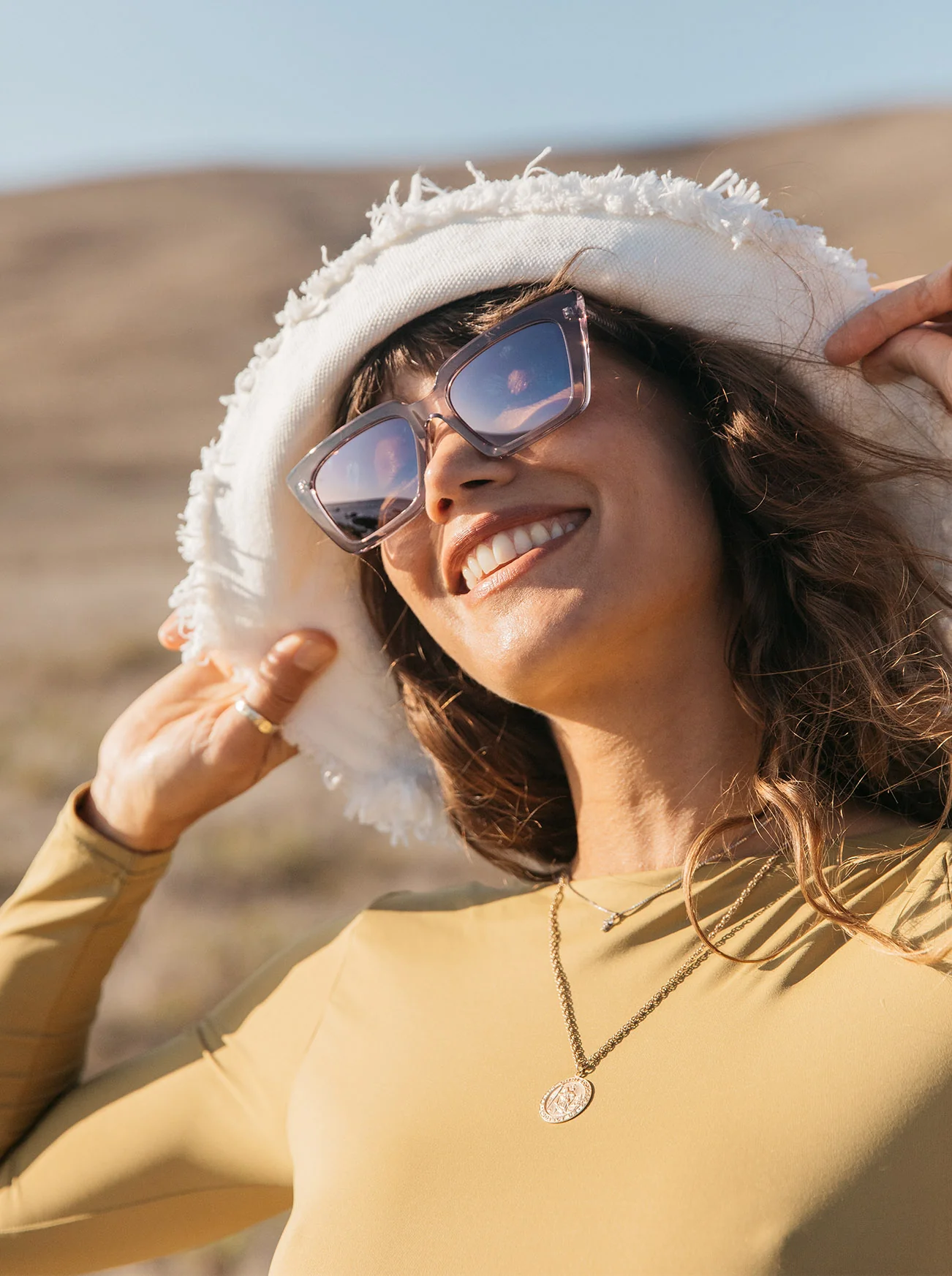 Lächelnde Frau mit Sonnenbrille