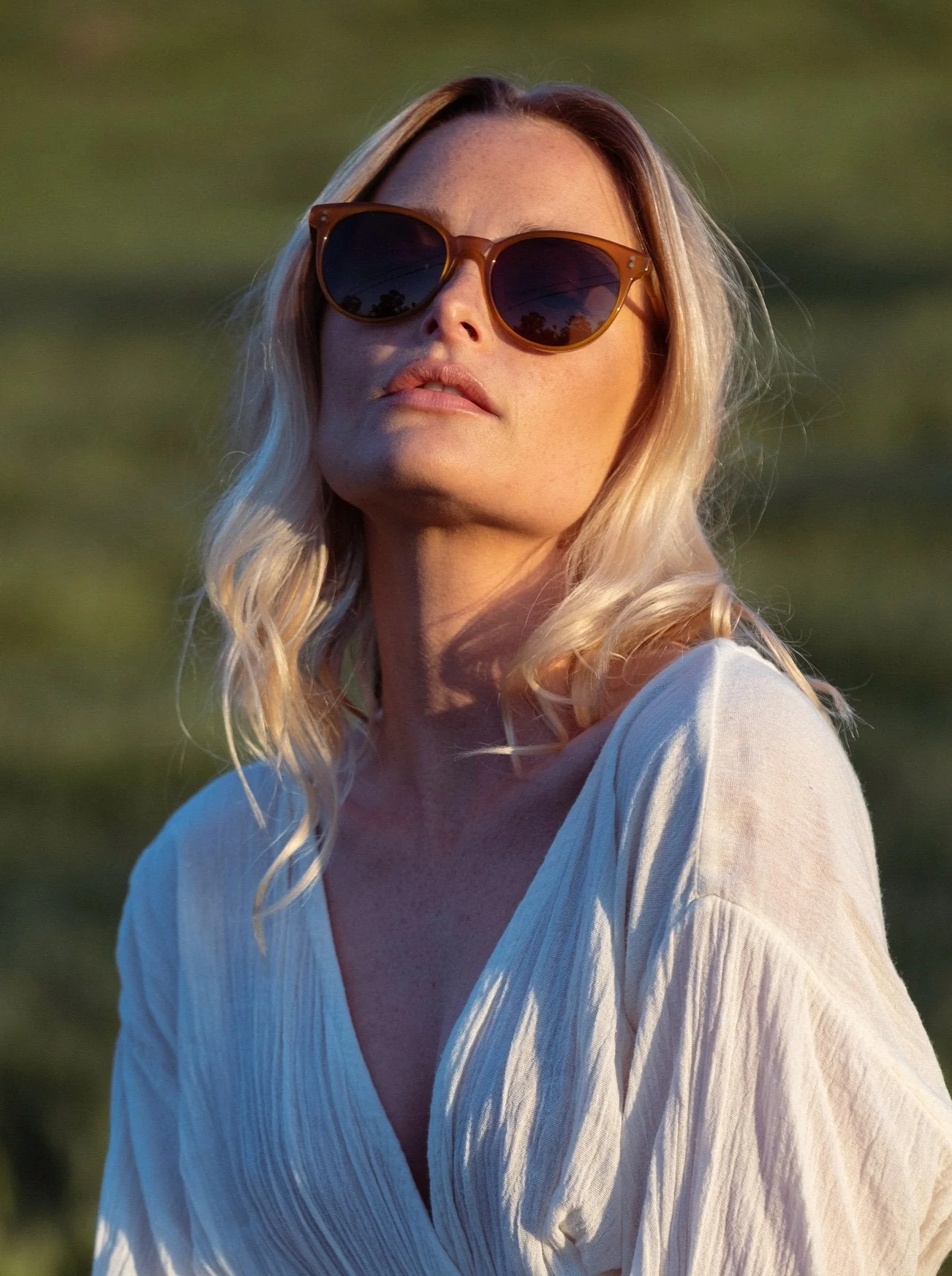 Frau im Sonnenschein mit Sonnenbrille