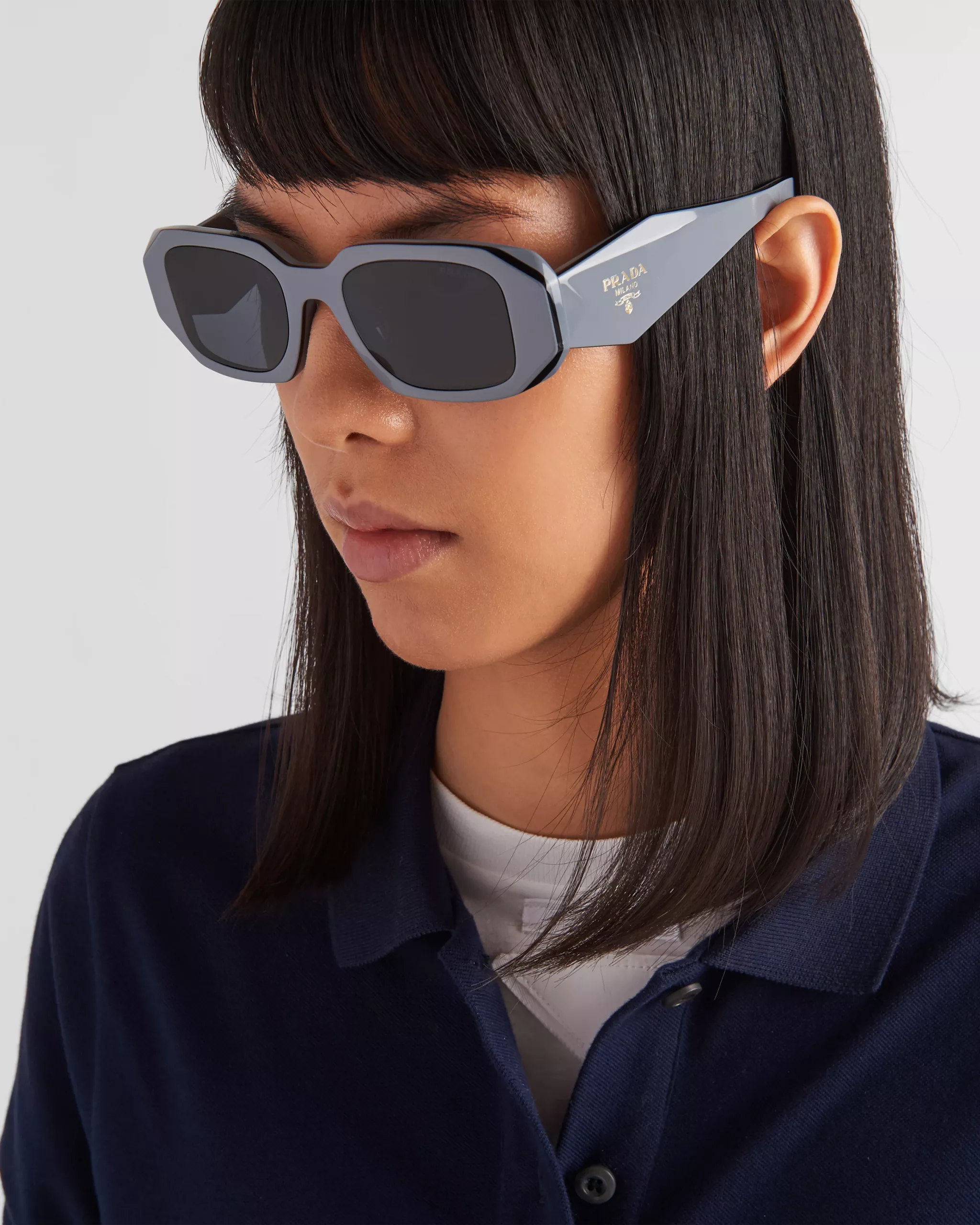 Model mit eckiger Sonnebrille von Prada