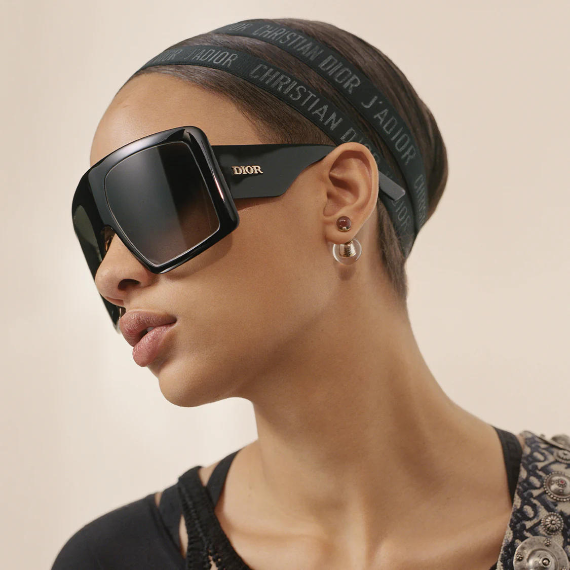 Frau mit auffälliger Sonnenbrille von Dior
