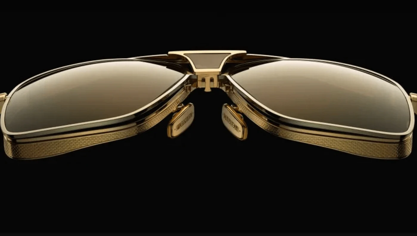 Detailbild einer Sonnenbrille mit goldenen Details