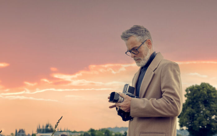 Mann mit Brille im Sonnenuntergang