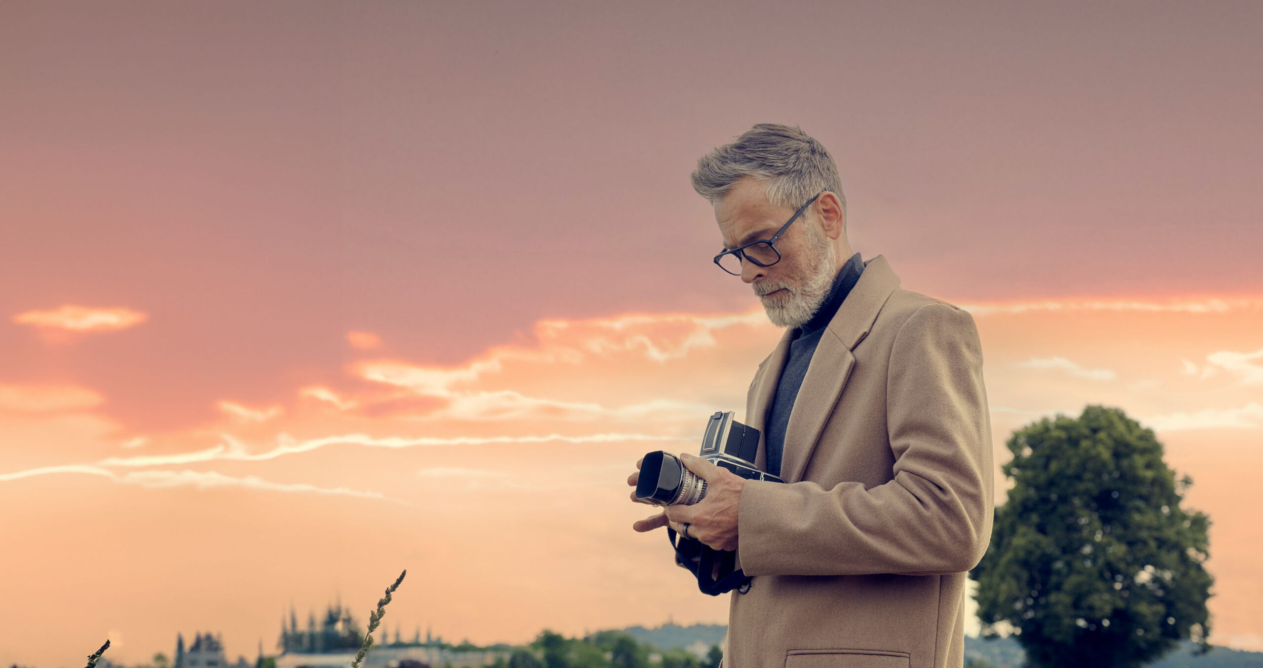 Mann mit Brille im Sonnenuntergang